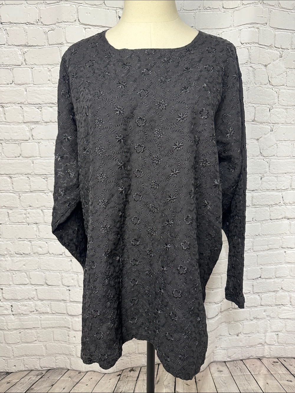 Vintage What’s Up Black 100% Linen Embroidered Floral Tunic Top XL Made USA